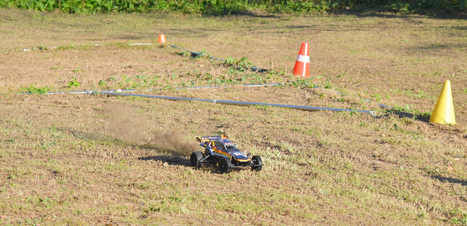 ホーネット ブラックメタリック: ラジコンカー、車輪ぐるぐる